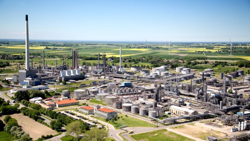 Die Luftaufnahme zeigt die Raffinerie Heide in Hemmingstedt in Schleswig-Holstein. 