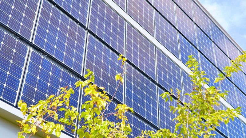 eine Gebäude-Fassade mit Solar-Panelen (Photovoltaik-Anlage)