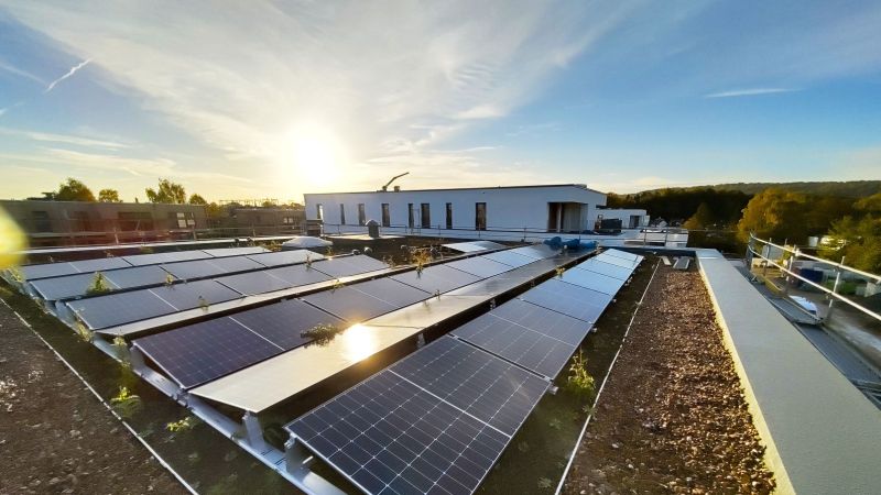 Photovoltaikanlage auf dem Dach eines Mehrparteienhauses